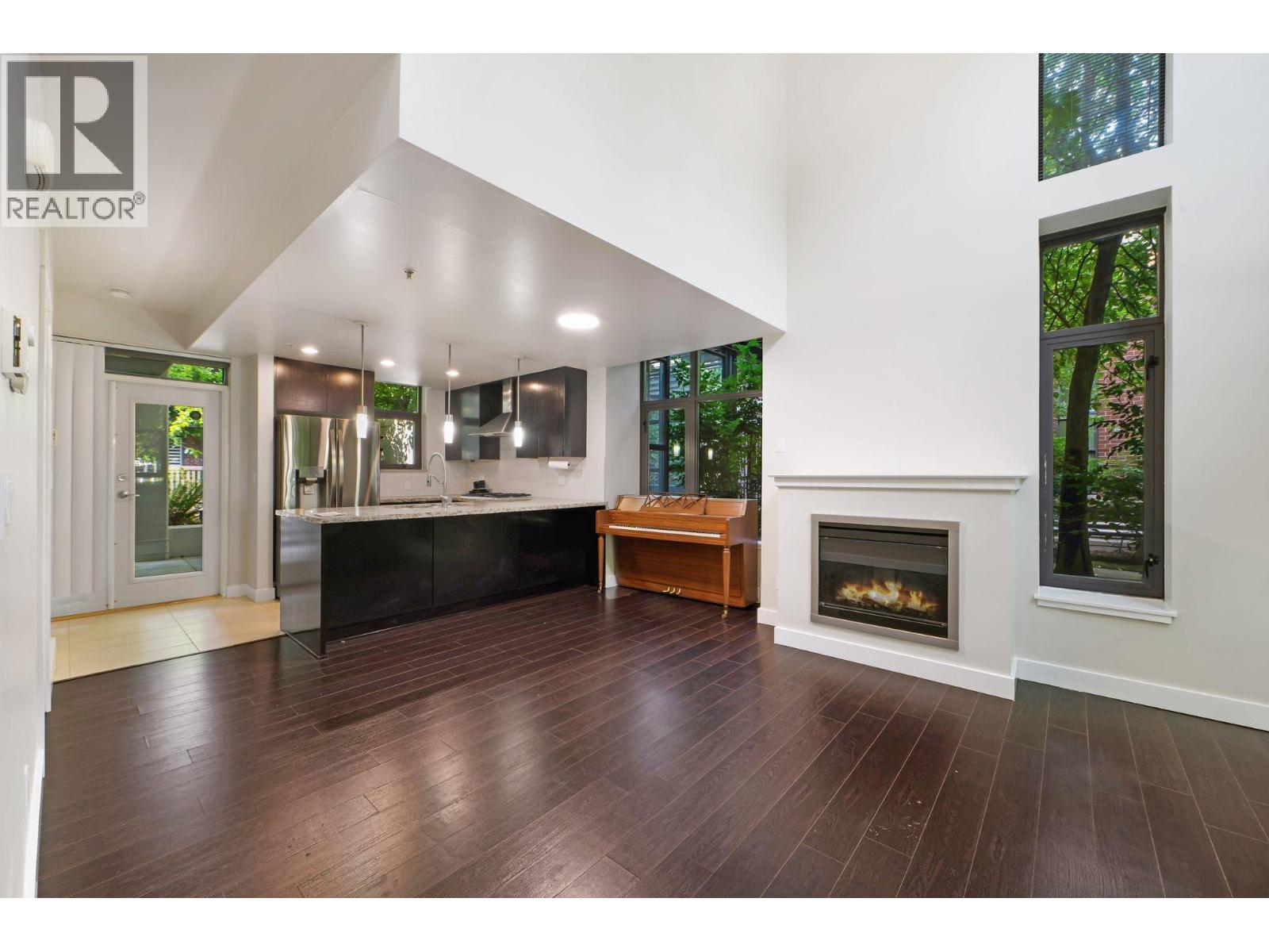 Photo 4 of 7061 17th Avenue, Burnaby BC