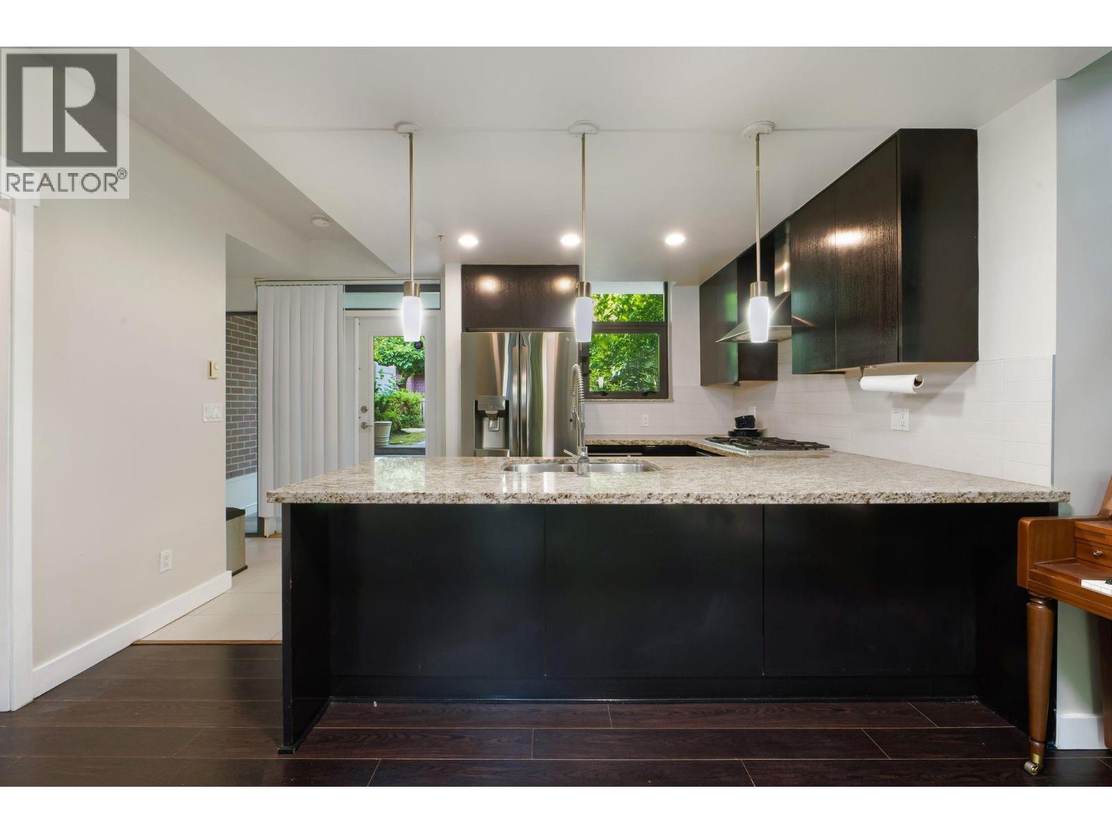 Photo 7 of 7061 17th Avenue, Burnaby BC