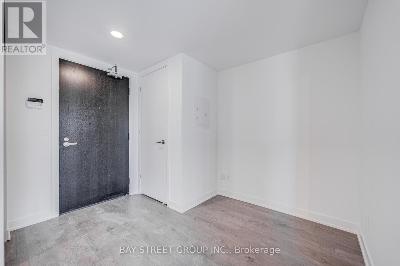 Photo 2 of 902 501 Yonge Street, Toronto ON