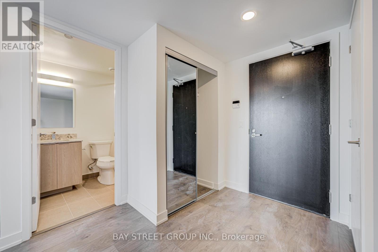 Photo 3 of 902 501 Yonge Street, Toronto ON