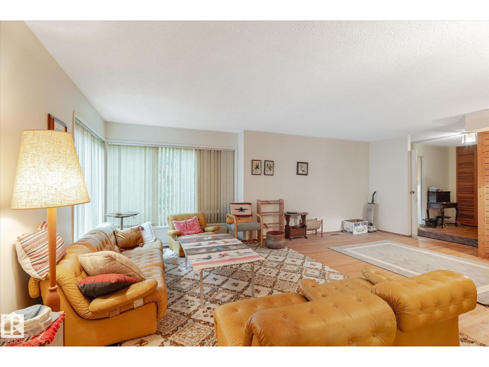 Photo 13 of 4803 154 St Nw Nw, Edmonton AB