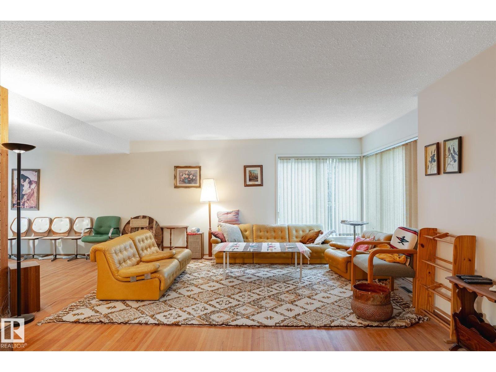 Photo 4 of 4803 154 St Nw Nw, Edmonton AB