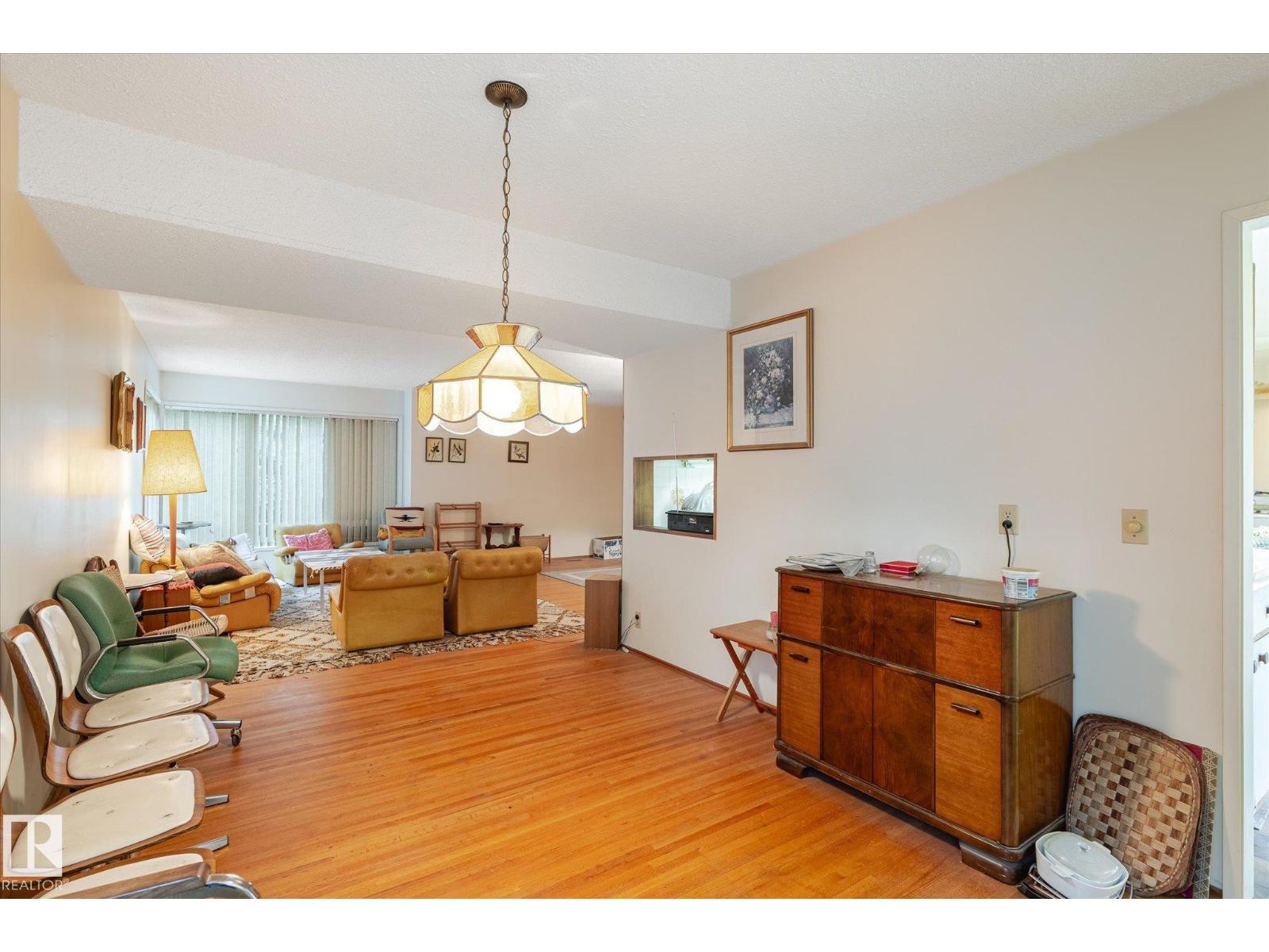 Photo 11 of 4803 154 St Nw Nw, Edmonton AB