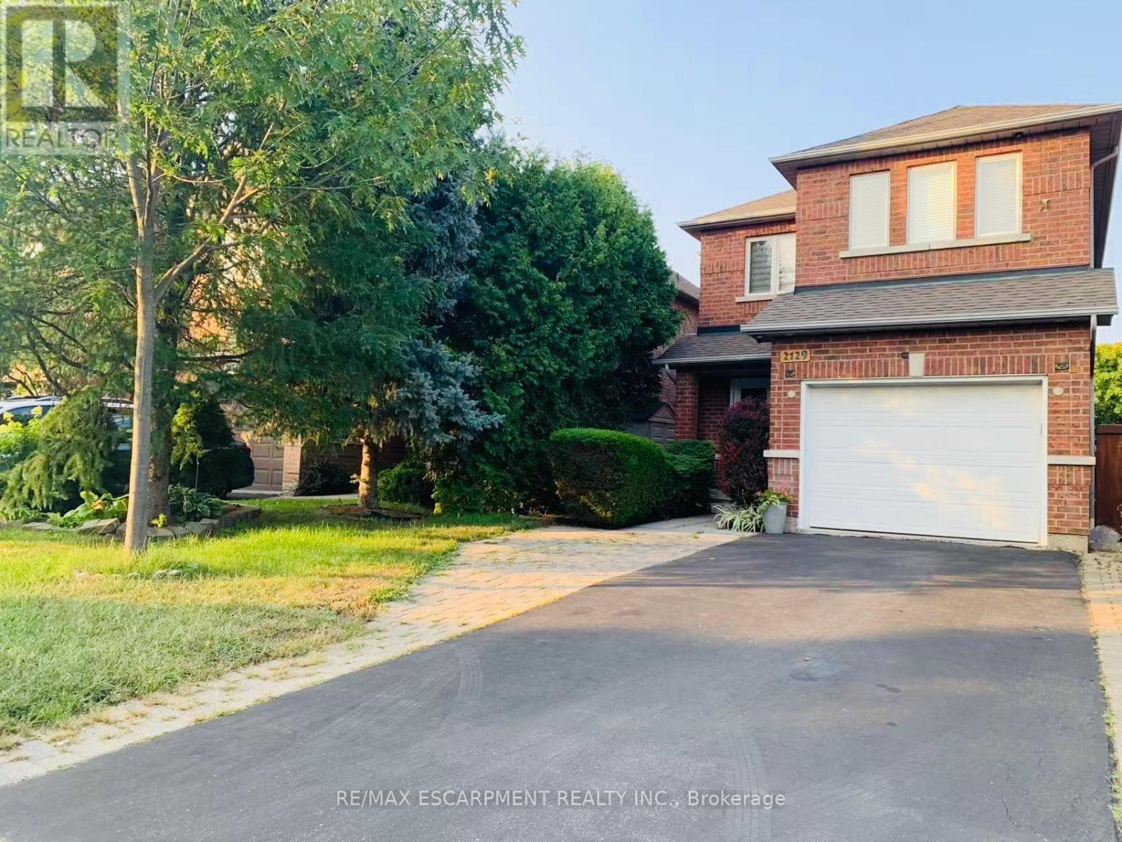Photo 2 of 2129 Frontier Drive, Oakville ON
