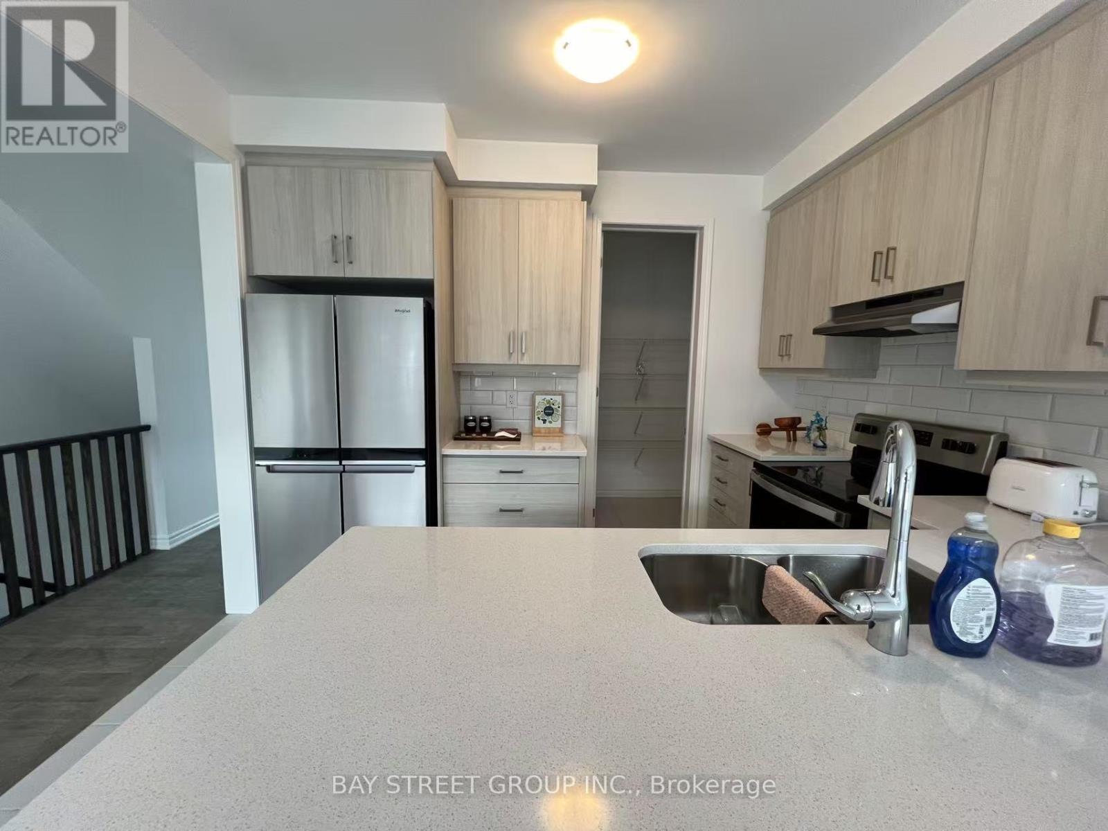 Photo 3 of 1409 William Halton Parkway, Oakville ON