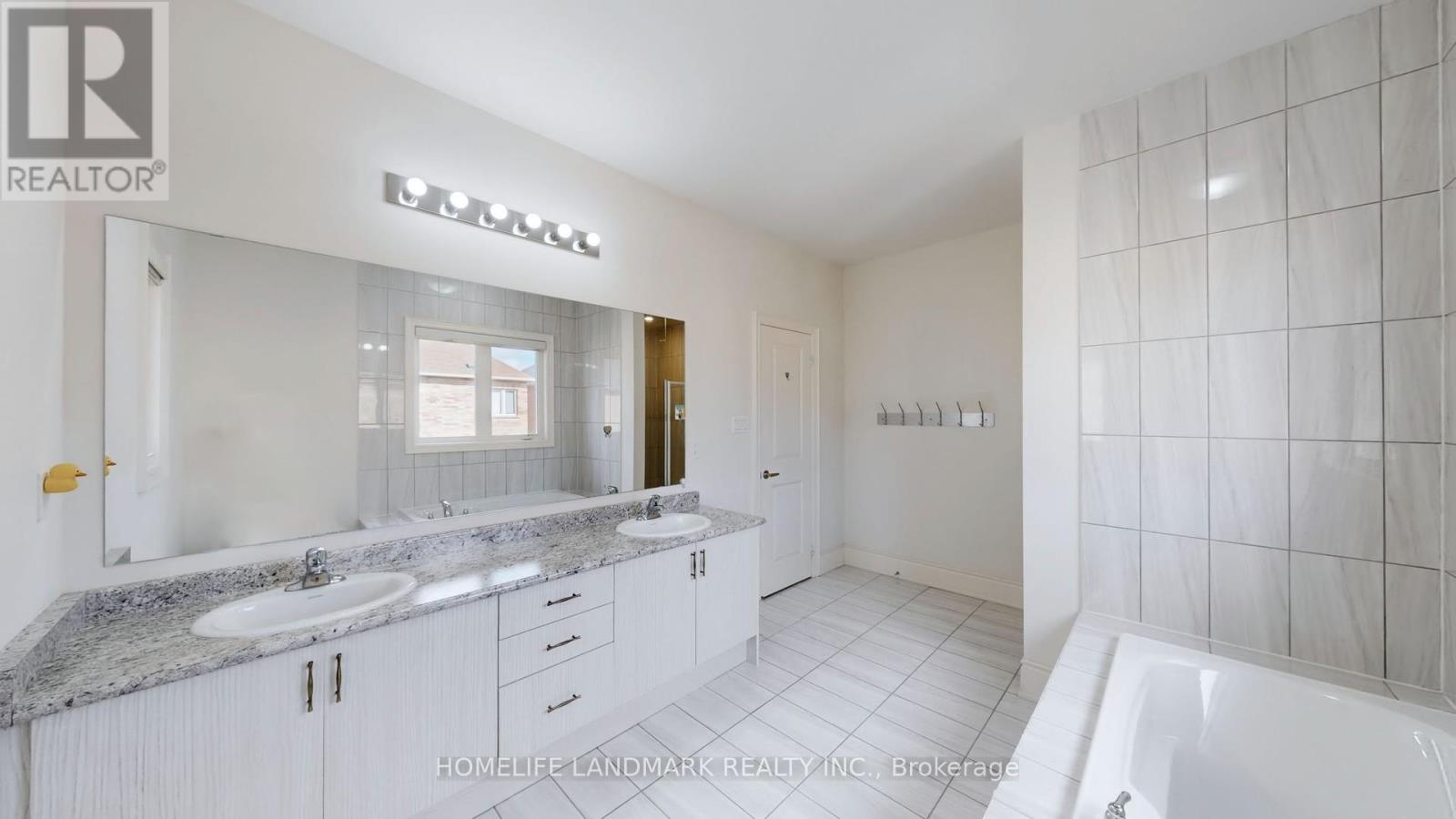 Photo 33 of 208 Wesmina Avenue, Whitchurchstouffville ON