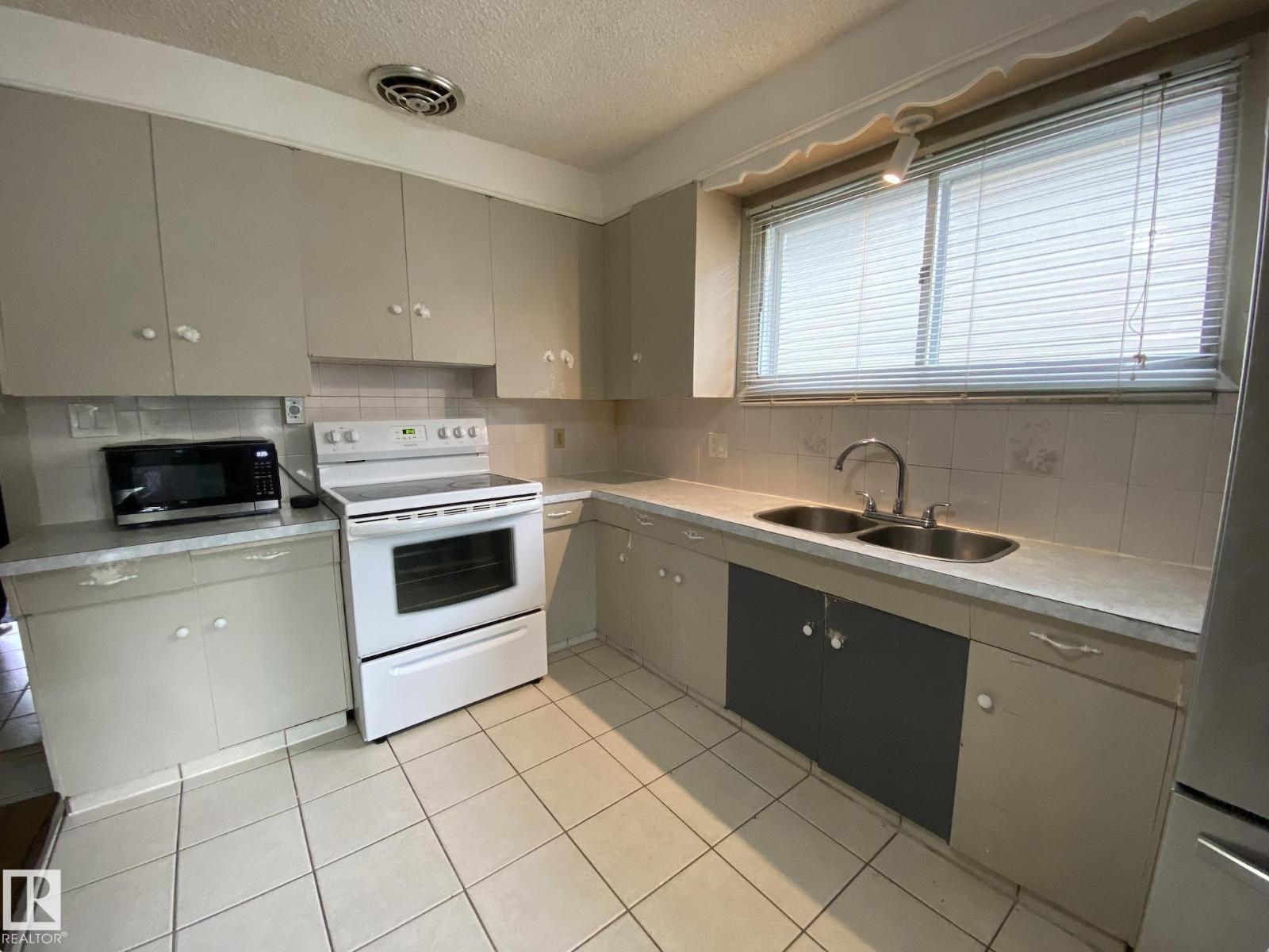Photo 7 of 11447 95 St Nw, Edmonton AB