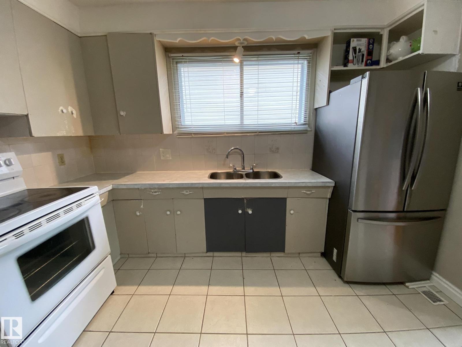 Photo 8 of 11447 95 St Nw, Edmonton AB
