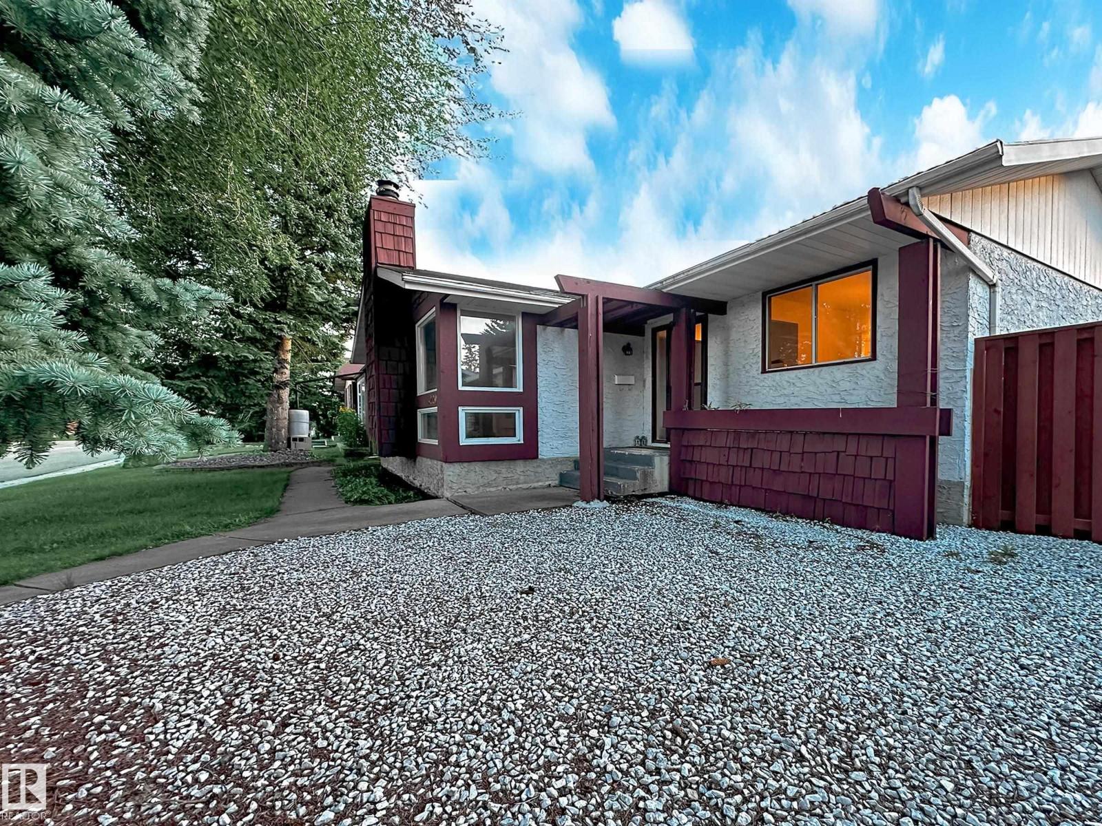 Photo 1 of 3220 114 St Nw, Edmonton AB