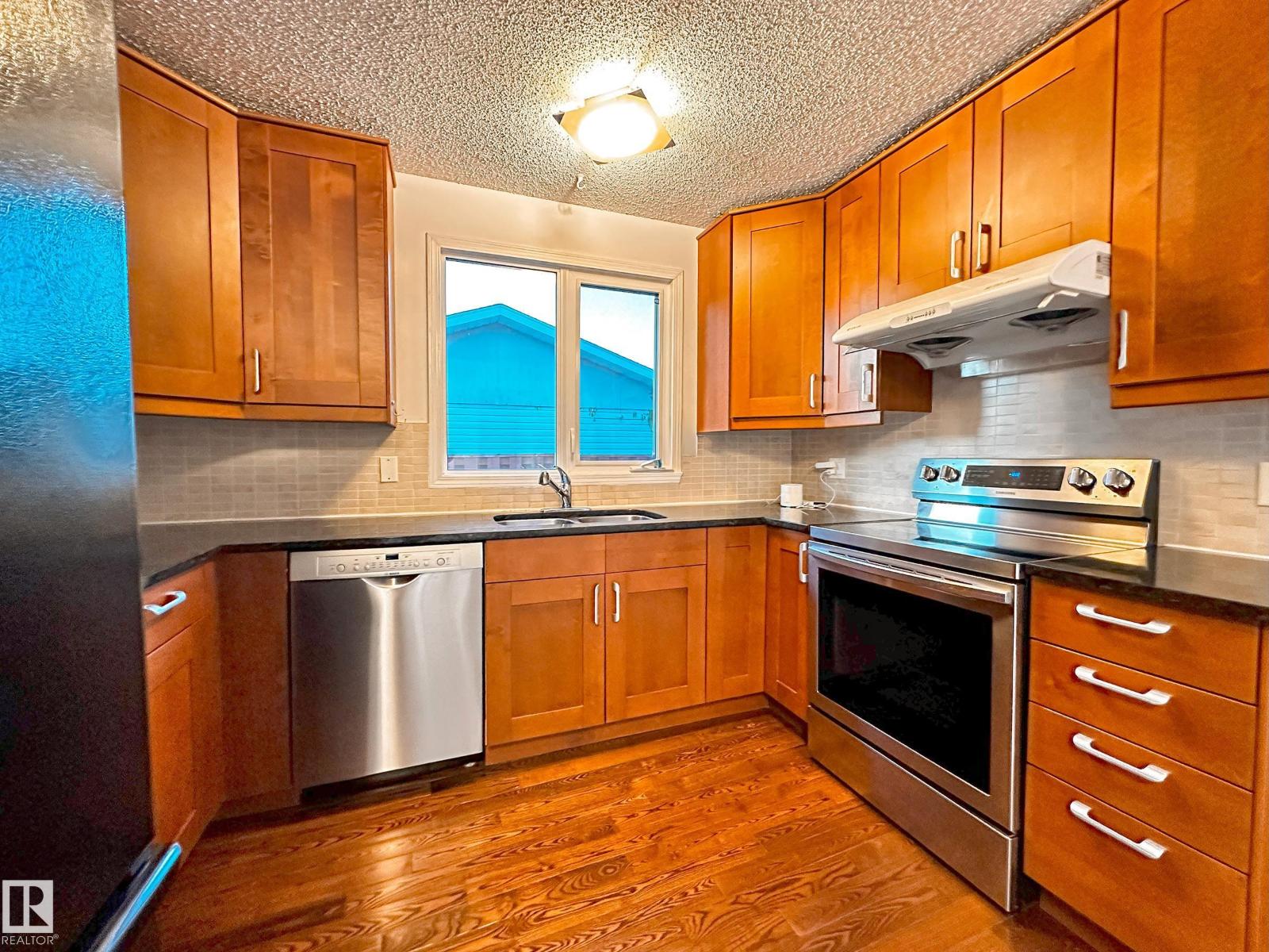 Photo 13 of 3220 114 St Nw, Edmonton AB