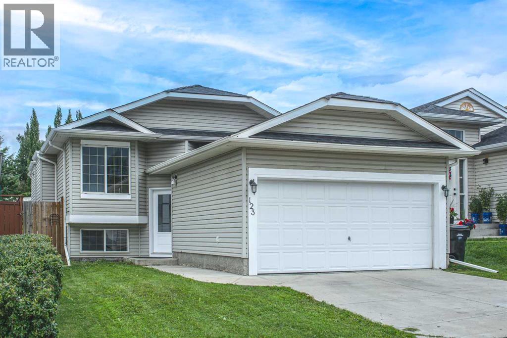 Single Family House Bi-level for Sale in  Royal Birch Manor NW Royal Oak Calgary 
