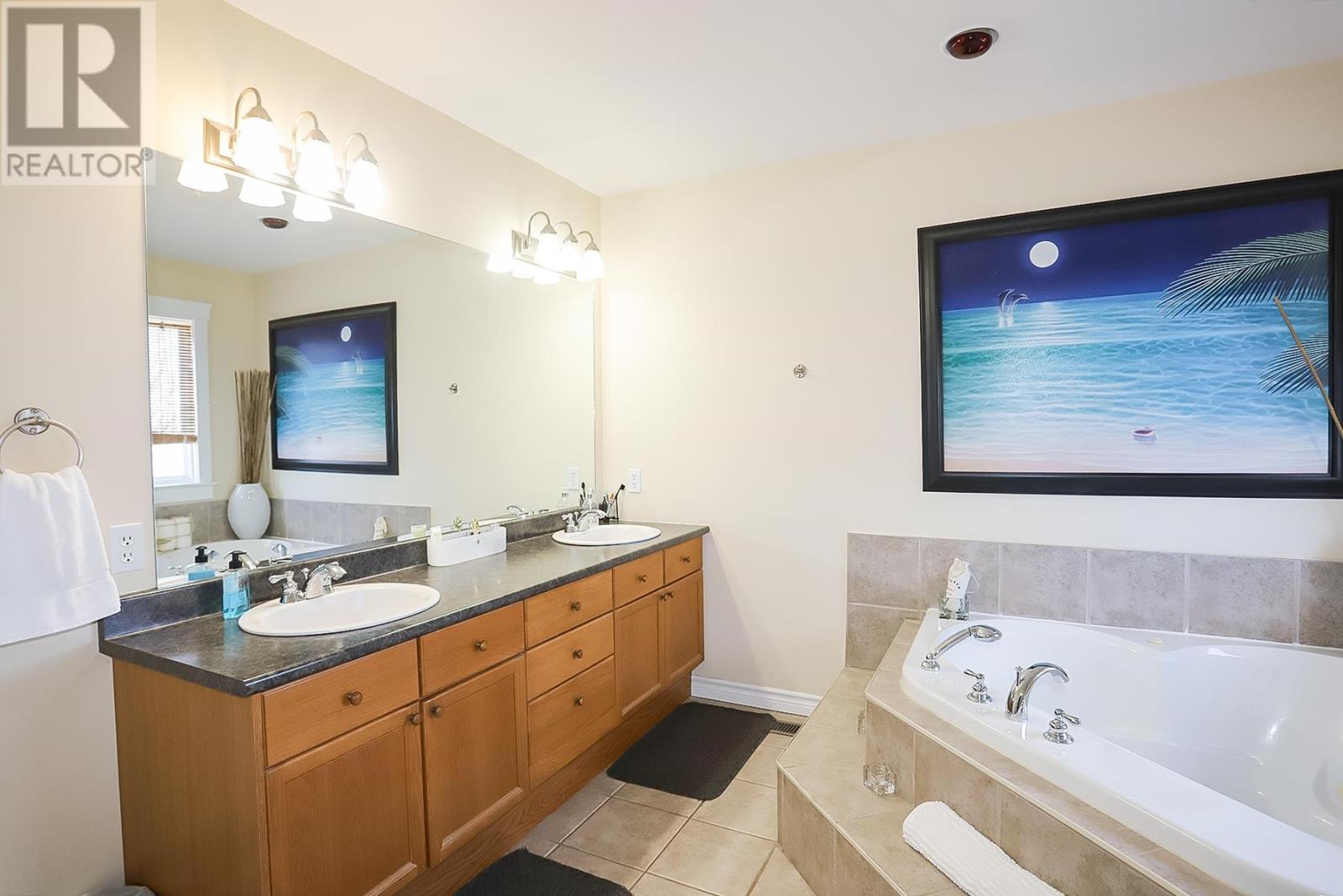 Photo 25 of 42 Cody Point Ct, Sault Ste Marie ON