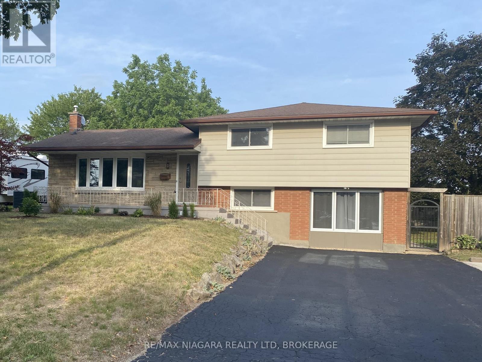 Photo 2 of 1 Braden Avenue, Welland ON