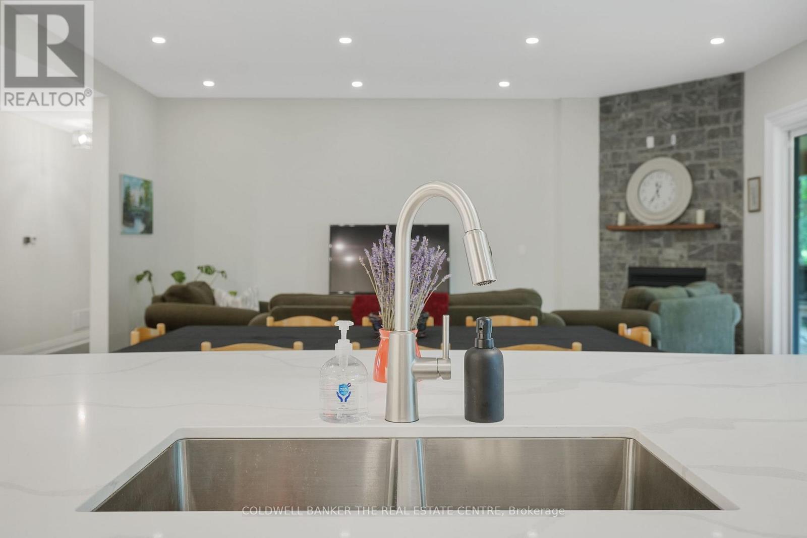 Photo 14 of 34 Oakwood Avenue, Tiny ON
