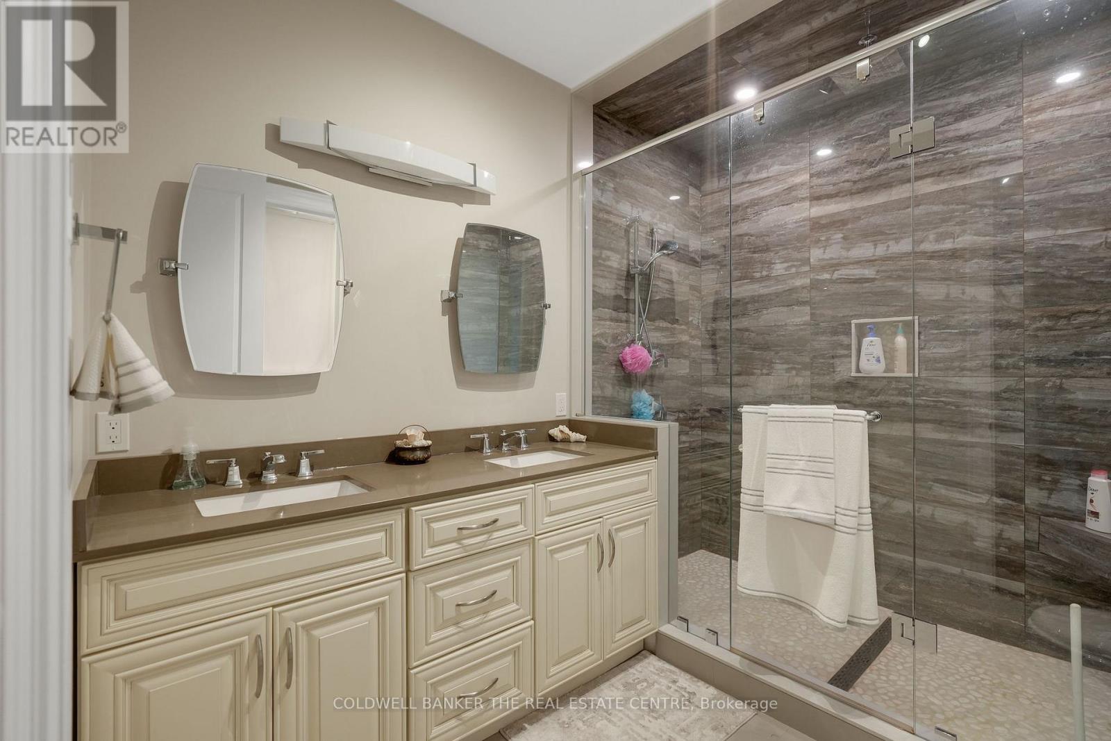 Photo 21 of 34 Oakwood Avenue, Tiny ON
