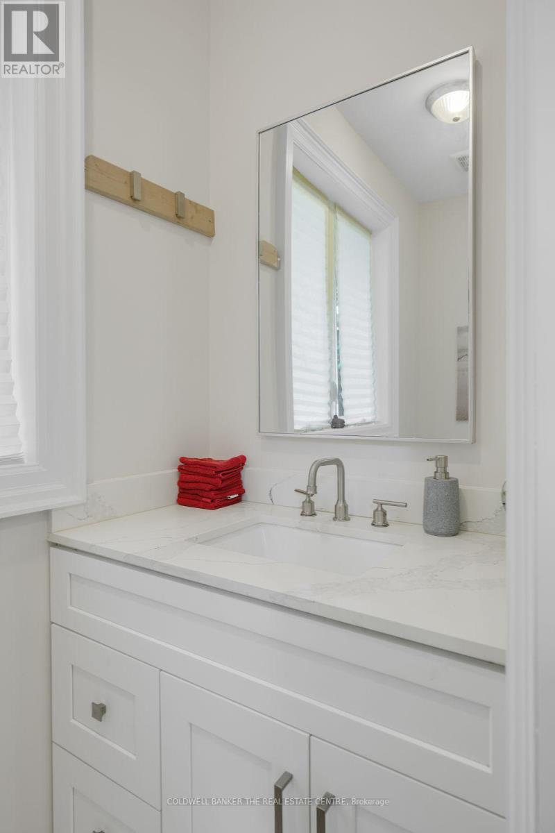 Photo 26 of 34 Oakwood Avenue, Tiny ON