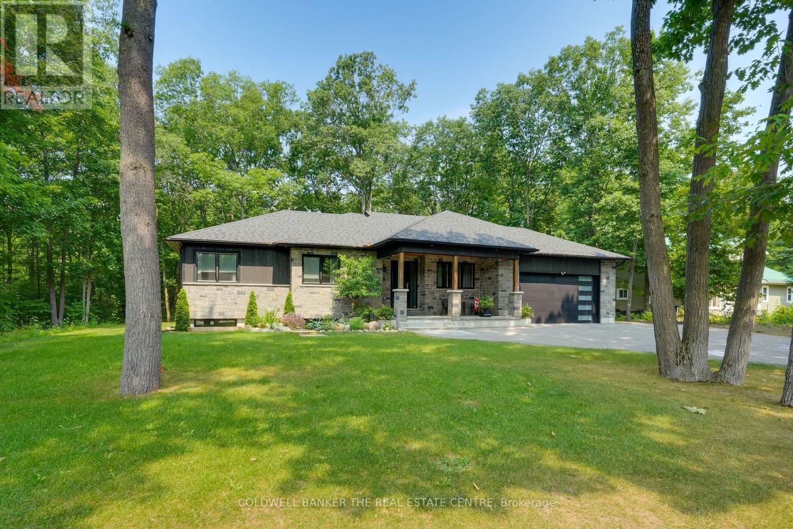 Photo 3 of 34 Oakwood Avenue, Tiny ON