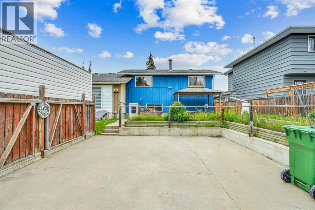 Single Family House 4 Level for Sale in  Coach Hill Road SW Coach Hill Calgary 