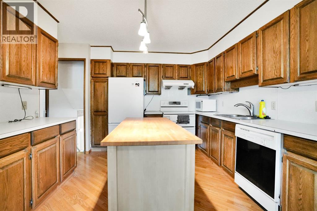 Single Family House 4 Level for Sale in  Coach Hill Road SW Coach Hill Calgary 