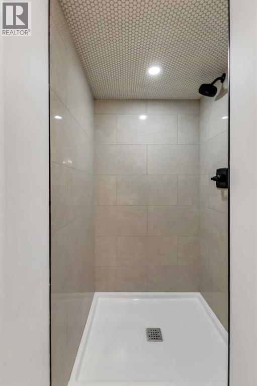 Single Family House Bi-level for Sale in  Bernard Place NW Beddington Heights Calgary 
