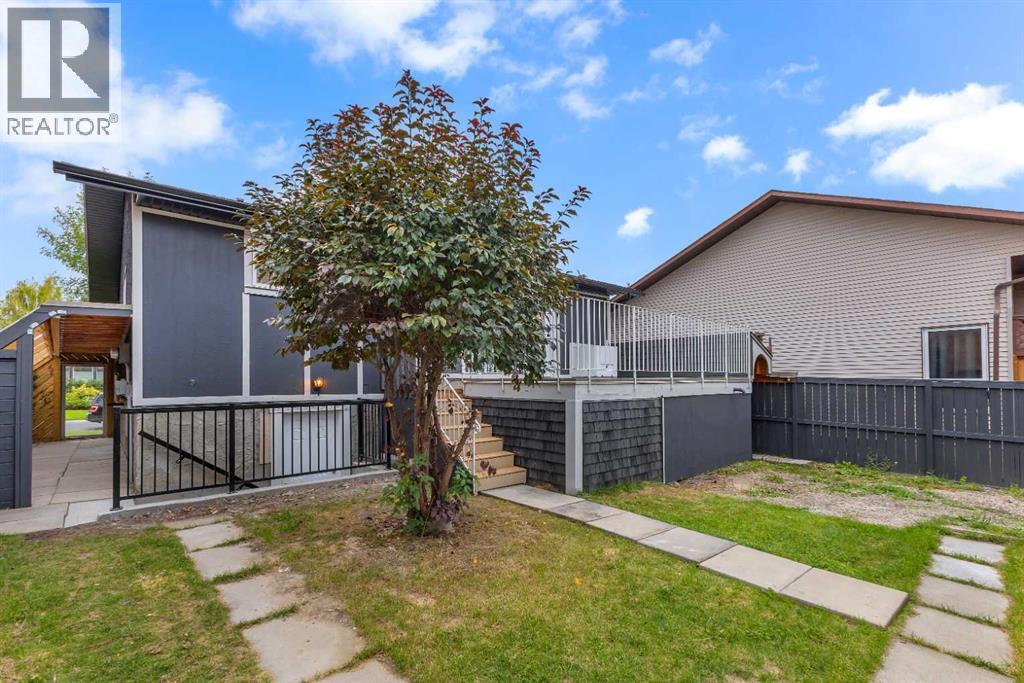 Single Family House Bi-level for Sale in  Bernard Place NW Beddington Heights Calgary 