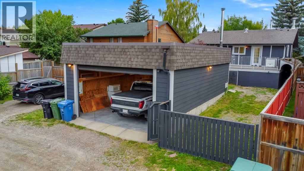 Single Family House Bi-level for Sale in  Bernard Place NW Beddington Heights Calgary 