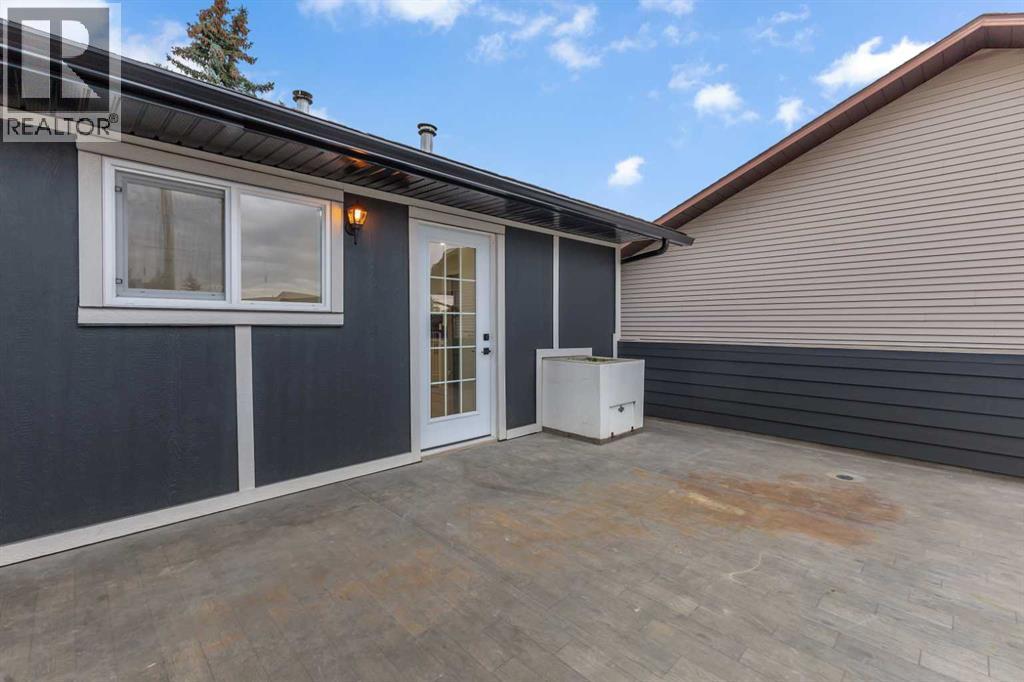 Single Family House Bi-level for Sale in  Bernard Place NW Beddington Heights Calgary 