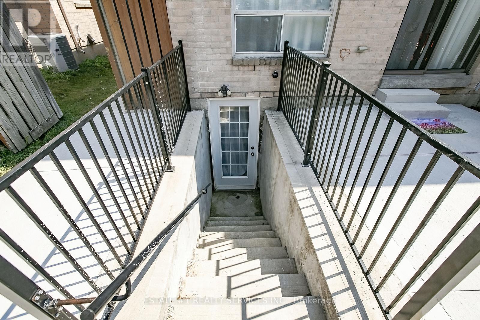 Photo 31 of 117 Richwood Crescent, Brampton ON