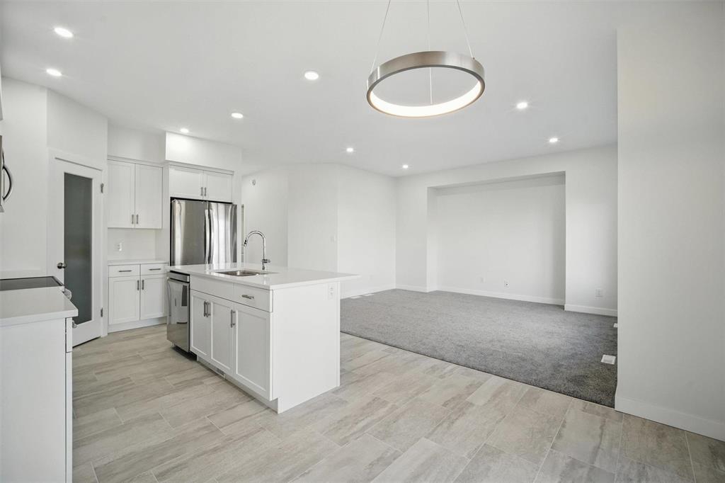 Photo 5 of 124 Ken Butchart Crescent, Winnipeg MB