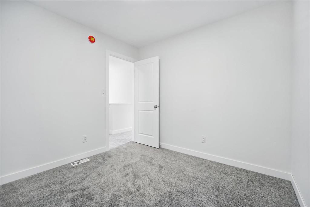 Photo 17 of 124 Ken Butchart Crescent, Winnipeg MB