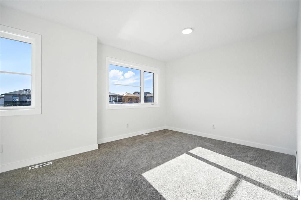 Photo 31 of 124 Ken Butchart Crescent, Winnipeg MB