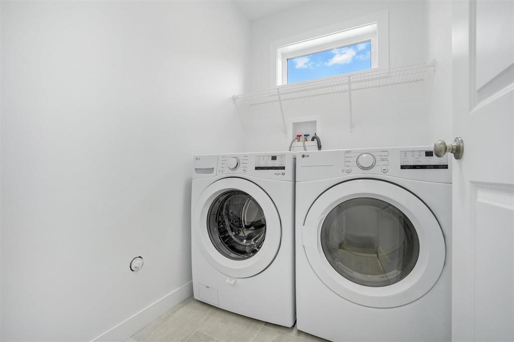 Photo 47 of 124 Ken Butchart Crescent, Winnipeg MB