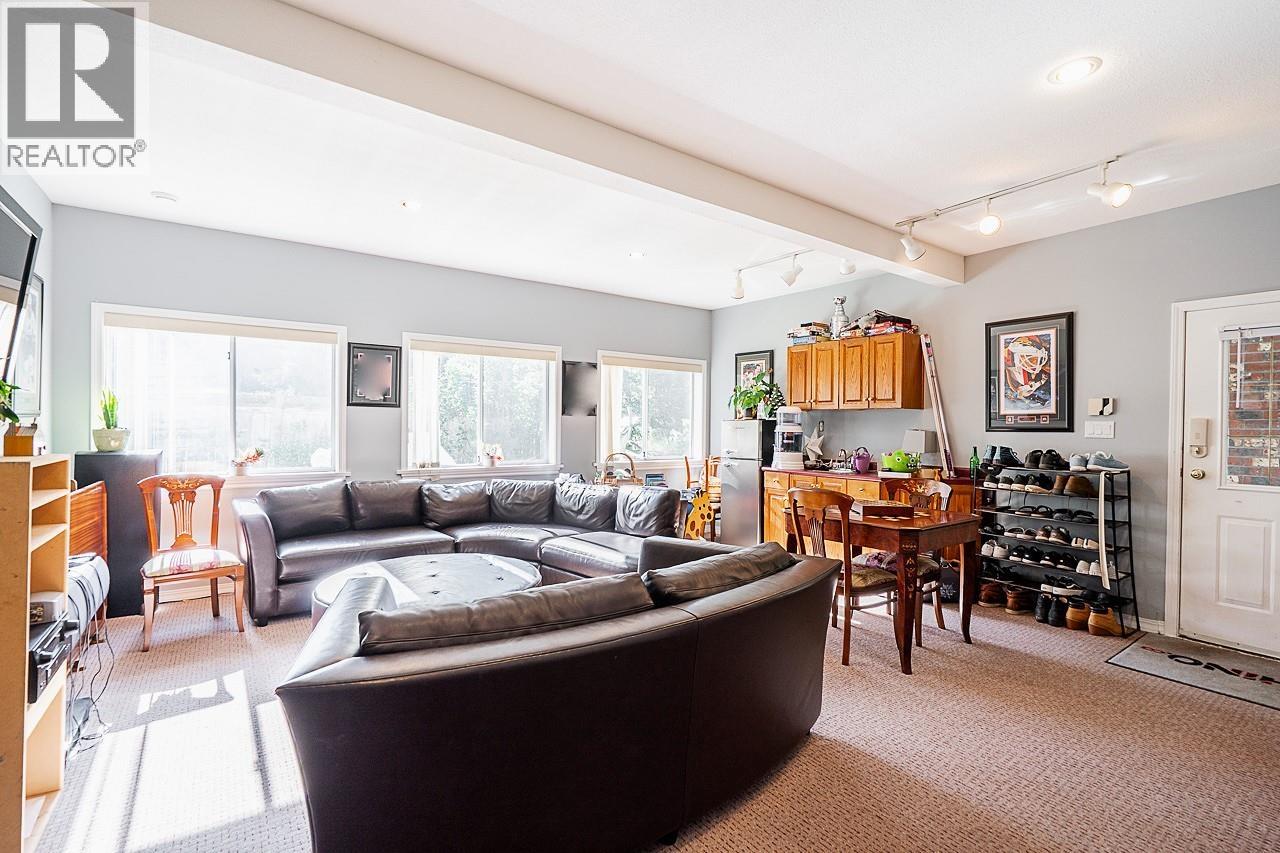 Photo 3 of 22696 132 Avenue, Maple Ridge BC