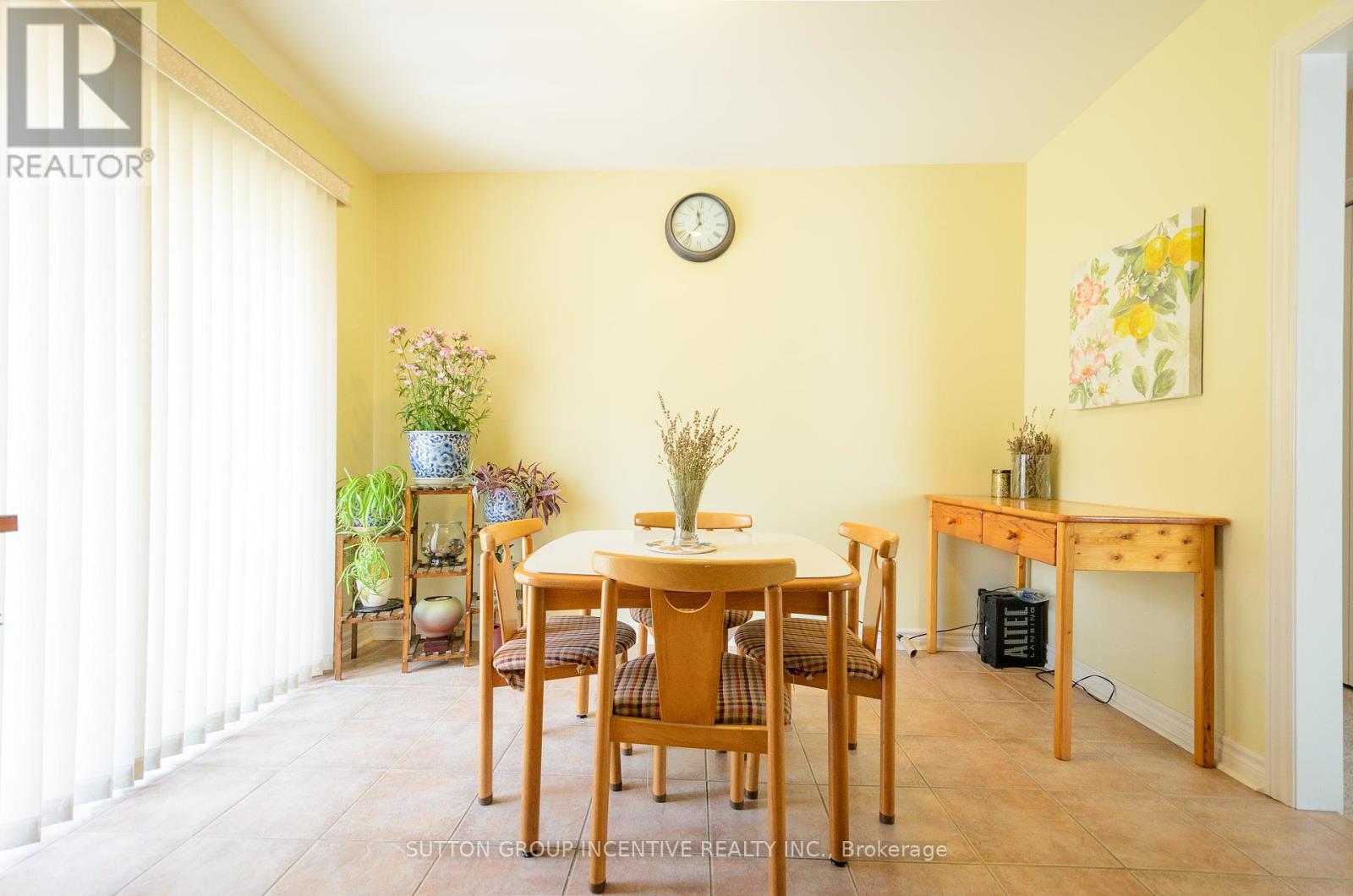 Photo 11 of 6 Brown Wood Drive, Barrie ON