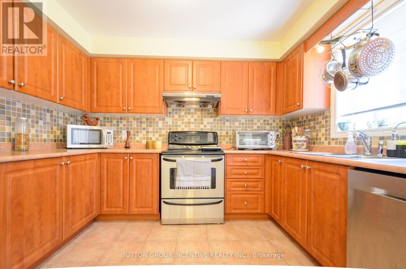 Photo 12 of 6 Brown Wood Drive, Barrie ON