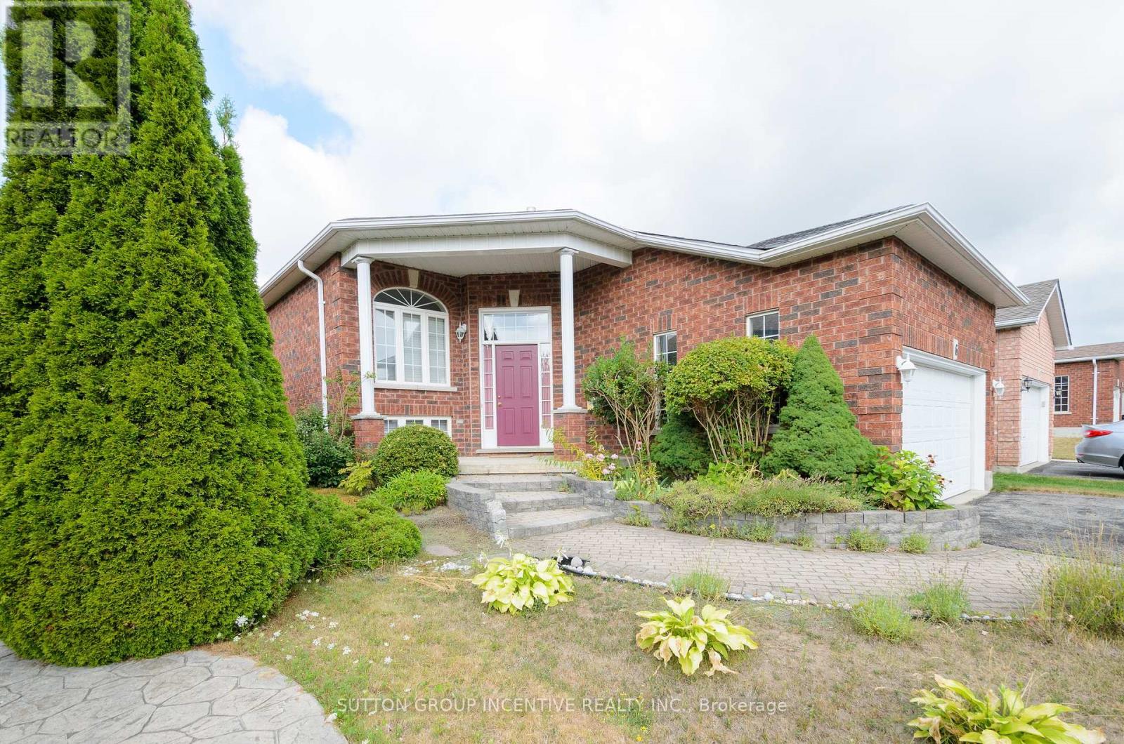 Photo 2 of 6 Brown Wood Drive, Barrie ON