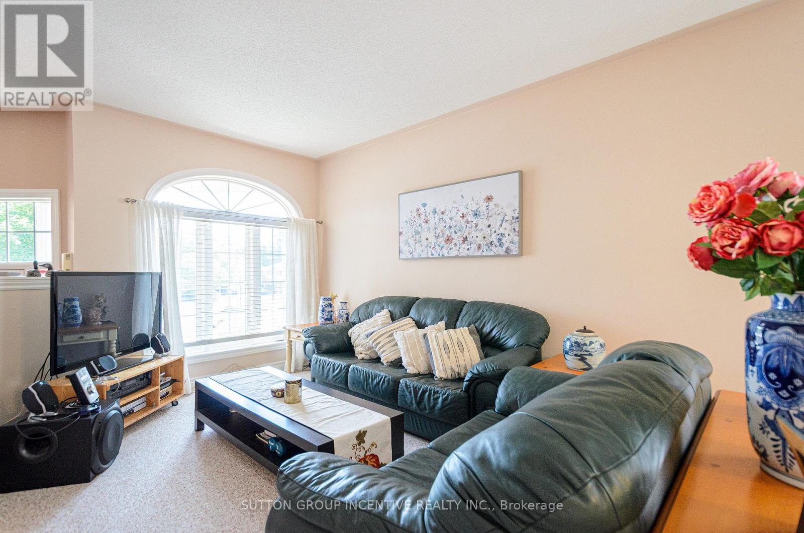 Photo 5 of 6 Brown Wood Drive, Barrie ON