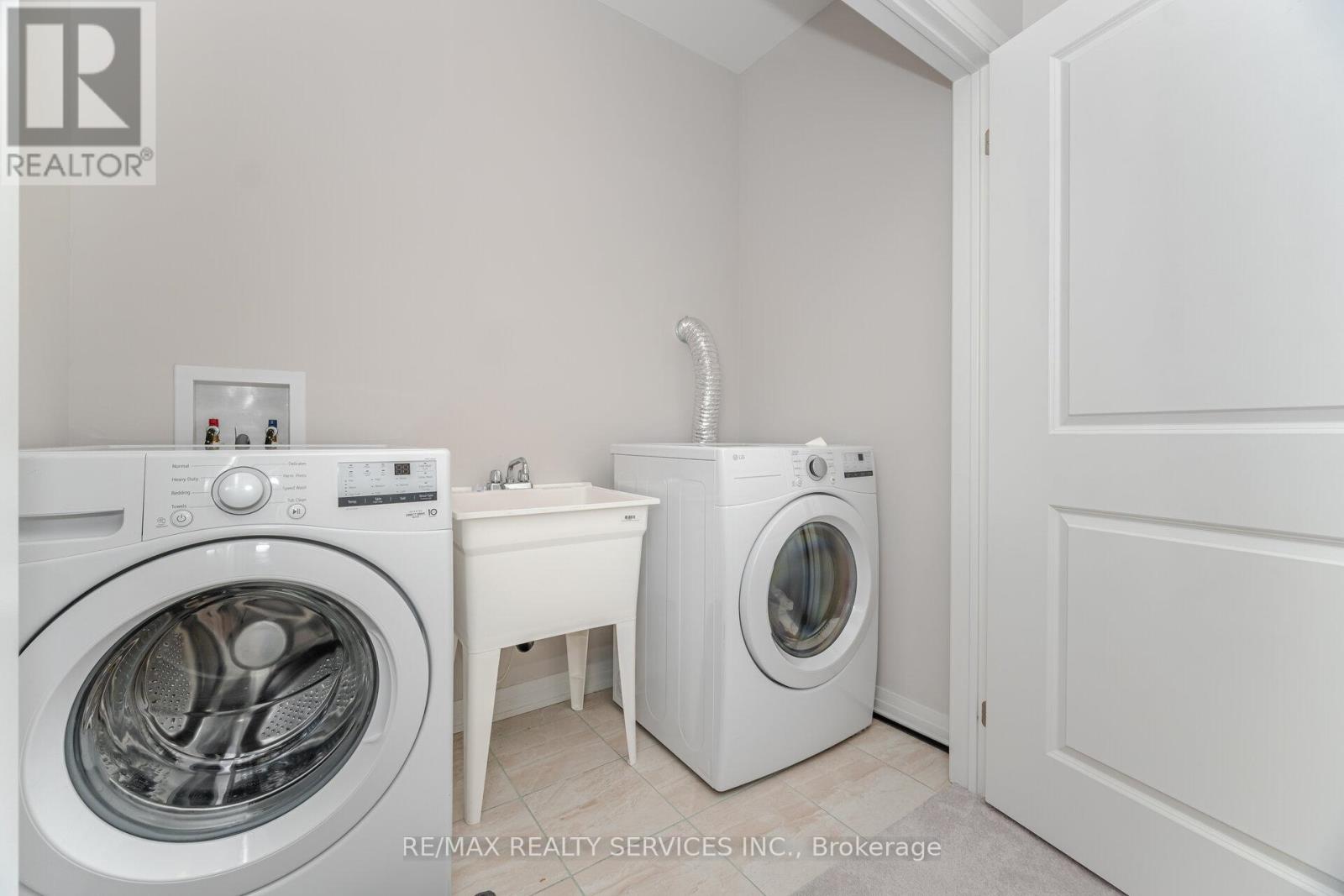 Photo 27 of 12 220 Dissette Street, Bradford West Gwillimbury ON