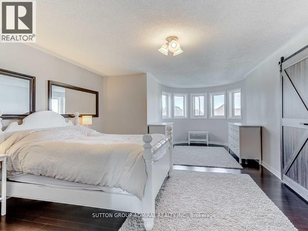 Photo 13 of 30 Lacona Crescent, Richmond Hill ON