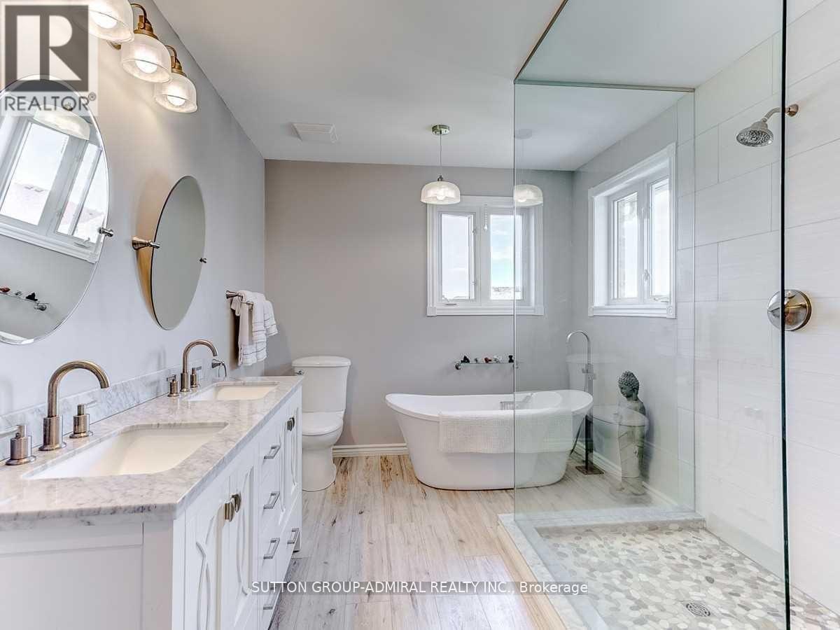 Photo 14 of 30 Lacona Crescent, Richmond Hill ON