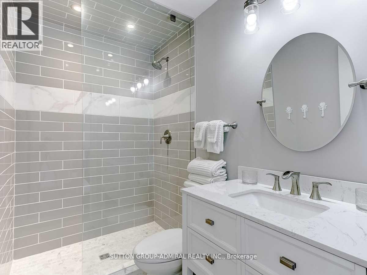 Photo 17 of 30 Lacona Crescent, Richmond Hill ON