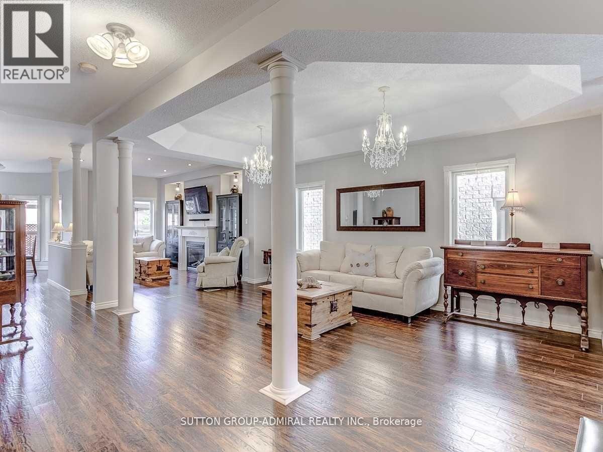 Photo 4 of 30 Lacona Crescent, Richmond Hill ON