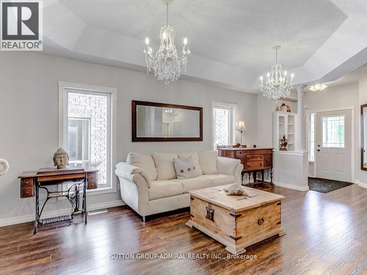 Photo 5 of 30 Lacona Crescent, Richmond Hill ON