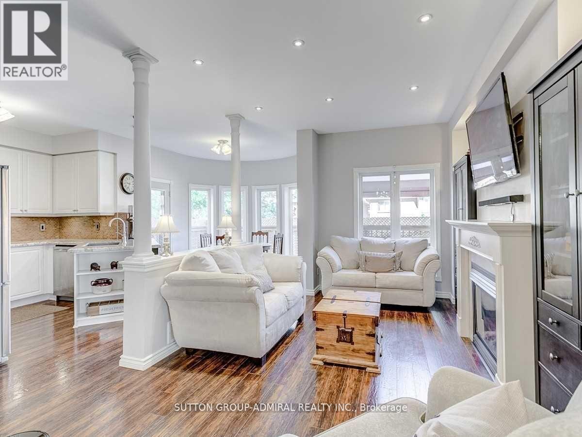 Photo 6 of 30 Lacona Crescent, Richmond Hill ON