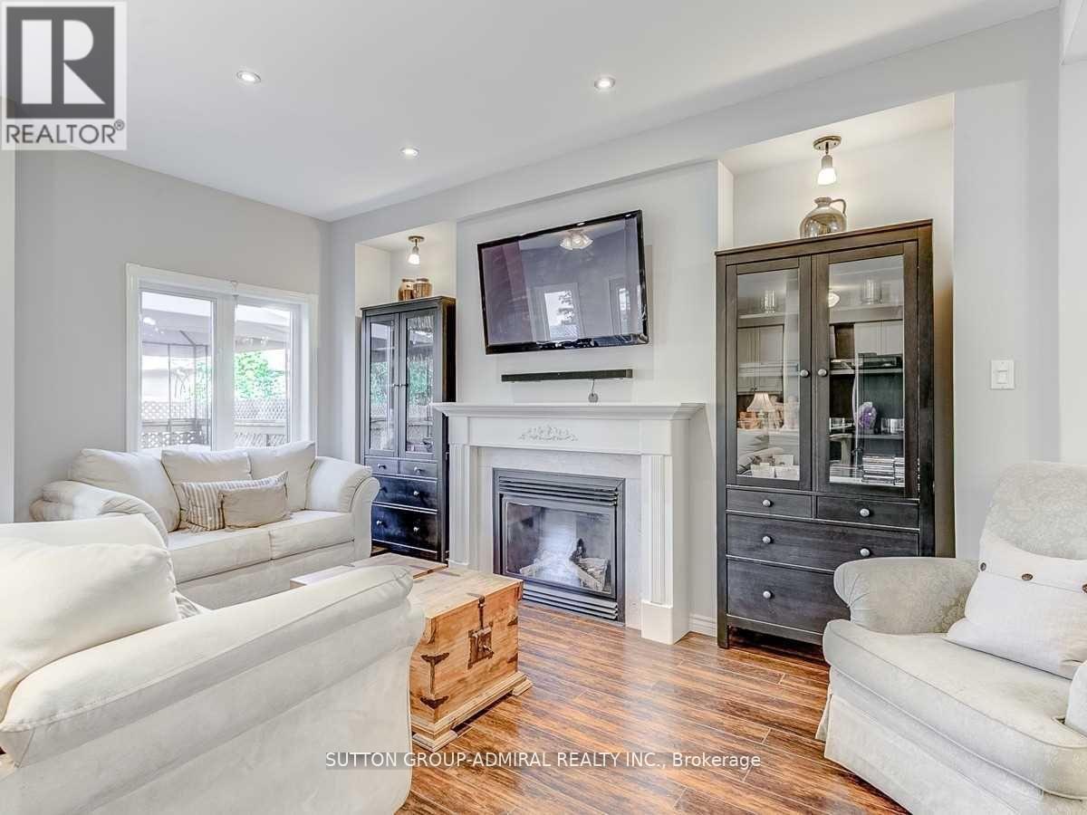 Photo 8 of 30 Lacona Crescent, Richmond Hill ON
