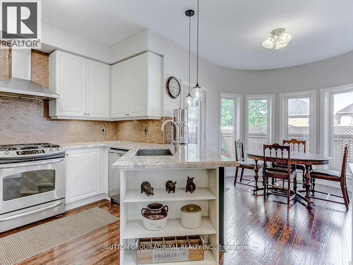 Photo 9 of 30 Lacona Crescent, Richmond Hill ON