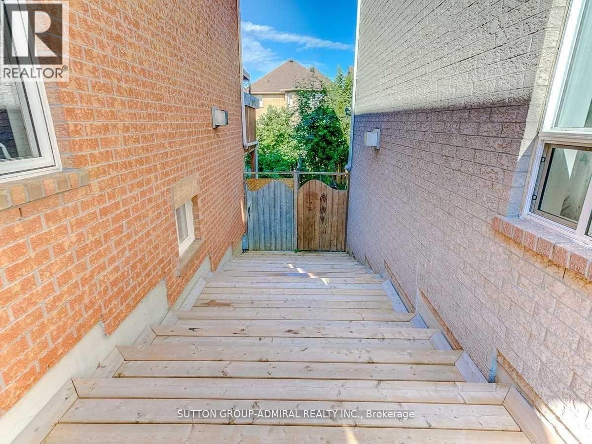Photo 23 of Main 2nd 30 Lacona Crescent, Richmond Hill ON