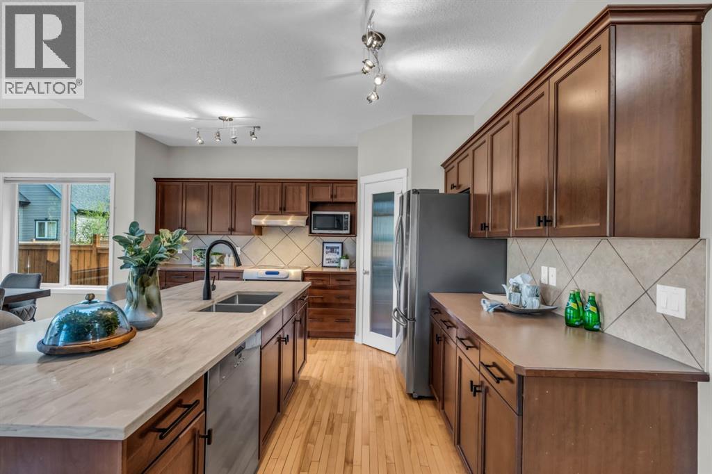 Photo 6 of 16 Cougartown Close Sw, Calgary AB