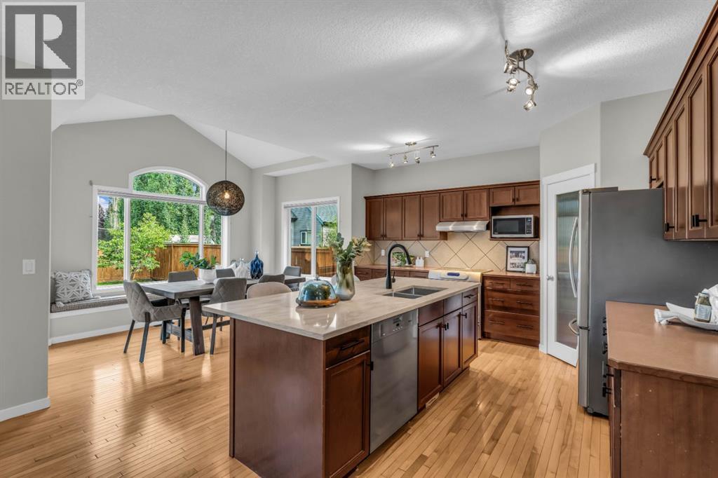 Photo 5 of 16 Cougartown Close Sw, Calgary AB