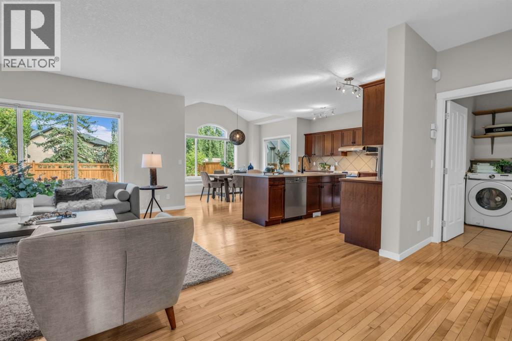 Photo 3 of 16 Cougartown Close Sw, Calgary AB